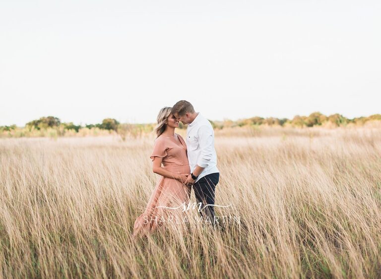 maternity photos in field