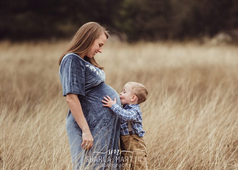 maternity photo with toddler