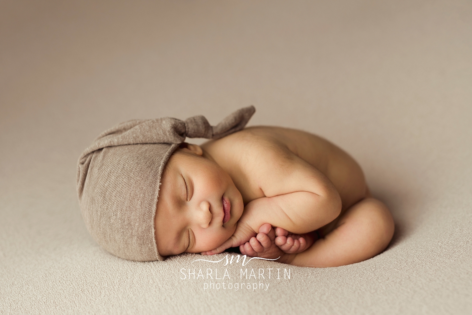 5 Poses and a baby: Behind the scenes of a newborn session