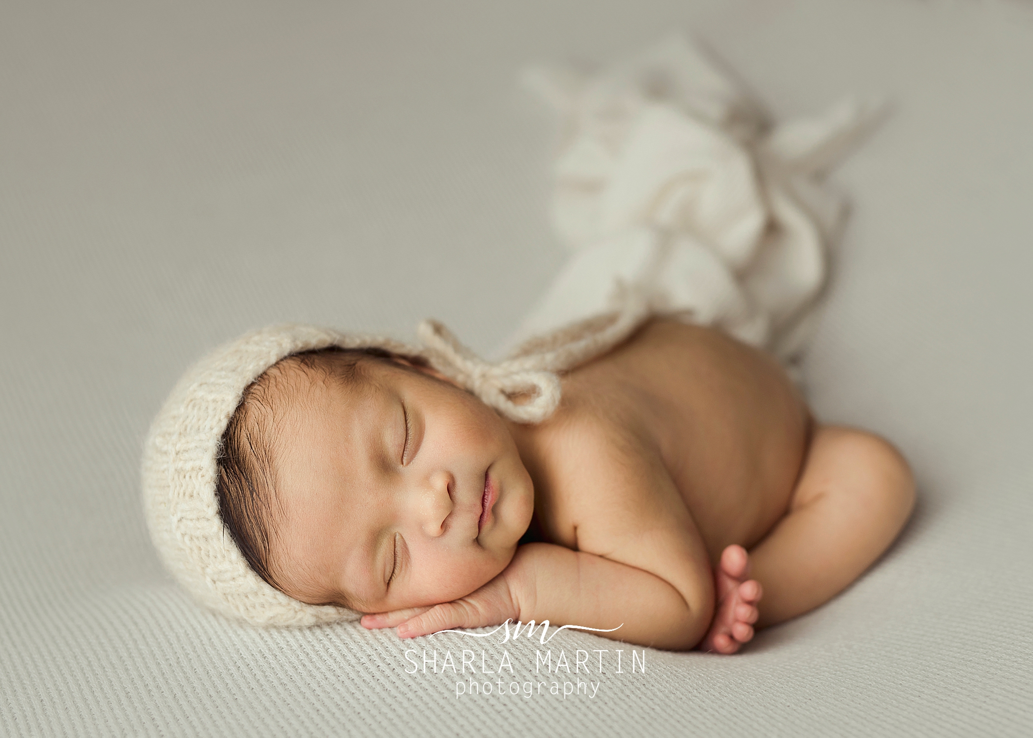 Top view photo of little girl sleeping on white bed. Quiet Foetus pose,  Stock Photo, Picture And Low Budget Royalty Free Image. Pic. ESY-034484485  | agefotostock