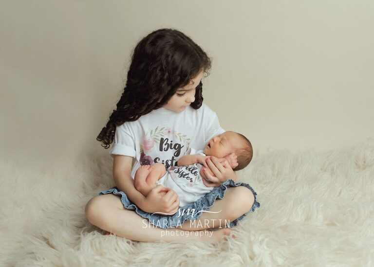 sibling pose with newborn