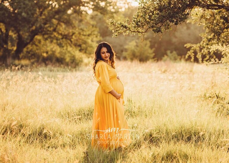 pregnant mama taking maternity photos in field