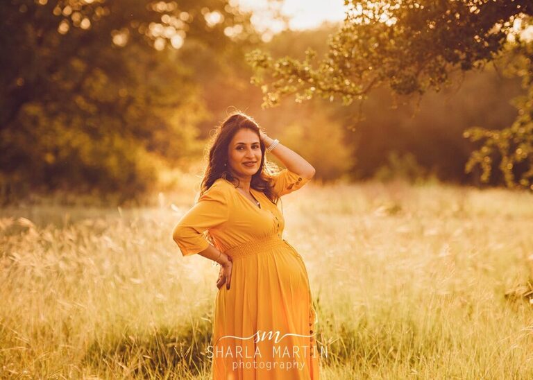 beautiful pregnant mom taking maternity photos in field