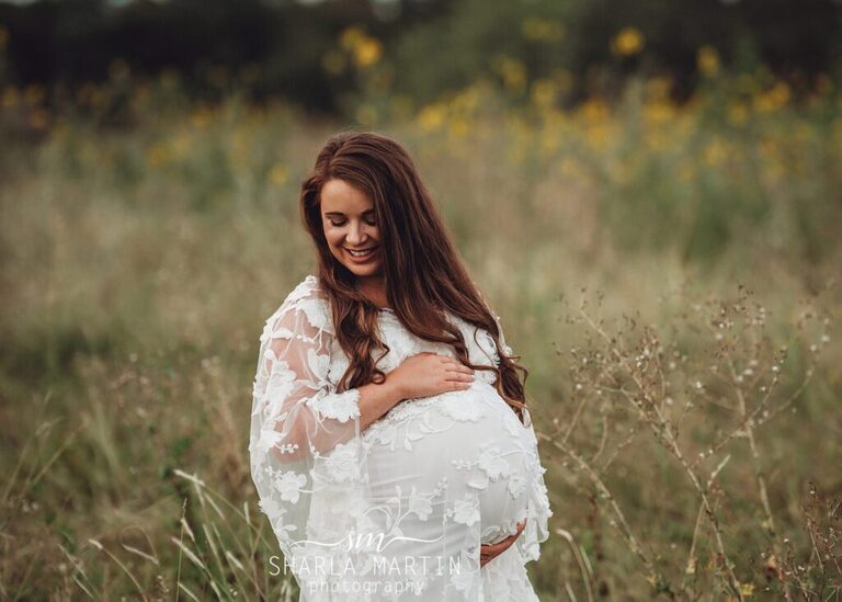 maternity photos in sunflowers outside